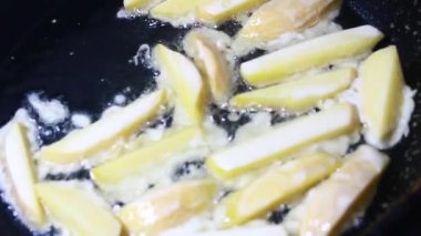 Tavada kızarmış patates.