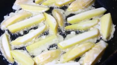 Tavada kızarmış patates.