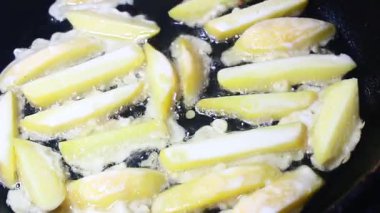 Tavada kızarmış patates.