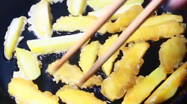 Tavada kızarmış patates.