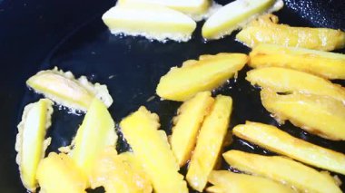 Tavada kızarmış patates.