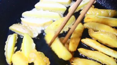 Tavada kızarmış patates.