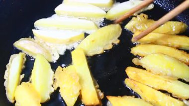 Tavada kızarmış patates.