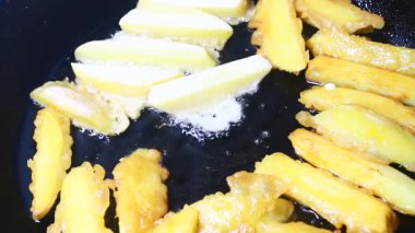 Tavada kızarmış patates.