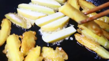 Tavada kızarmış patates.