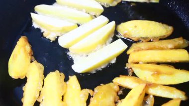 Tavada kızarmış patates.