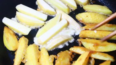 Tavada kızarmış patates.