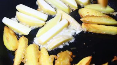 Tavada kızarmış patates.