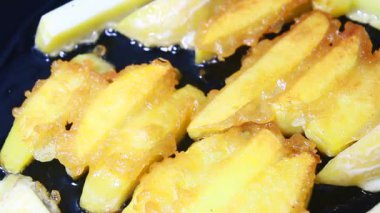 Tavada kızarmış patates.