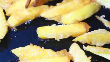 Tavada kızarmış patates.