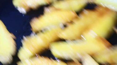 Tavada kızarmış patates.