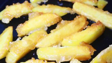 Tavada kızarmış patates.