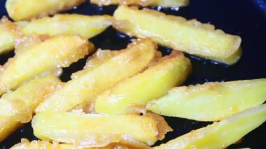 Tavada kızarmış patates.