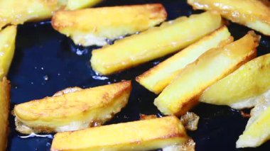 Tavada kızarmış patates.