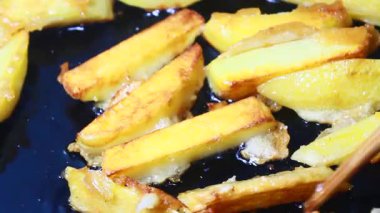 Tavada kızarmış patates.