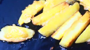 Tavada kızarmış patates.