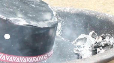 Dua kâğıdı yakıyorum.