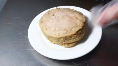 Jambonu tabakta kes