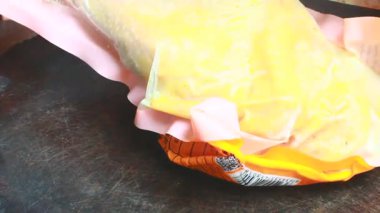 Tavuğu malzemelere böl.