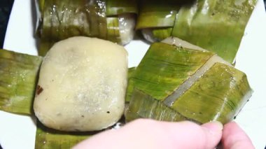 Tavuğu malzemelere böl.