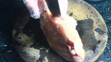 Tavuğu malzemelere böl.