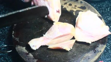 Tavuğu malzemelere böl.