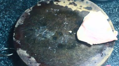 Tavuğu malzemelere böl.