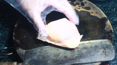 Tavuğu malzemelere böl.