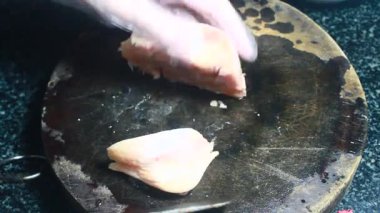 Tavuğu malzemelere böl.