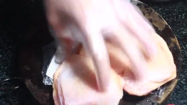 Tavuğu malzemelere böl.