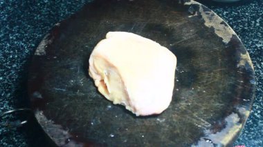 Tavuğu malzemelere böl.