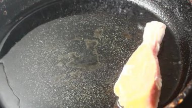 Tavuğu malzemelere böl.