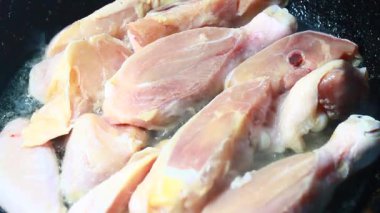 Tavuğu malzemelere böl.