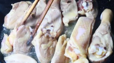 Tavuğu malzemelere böl.