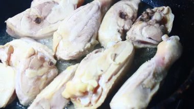 Tavuğu malzemelere böl.