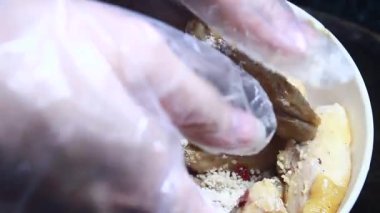 Tavuğu malzemelere böl.