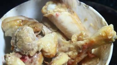 Tavuğu malzemelere böl.