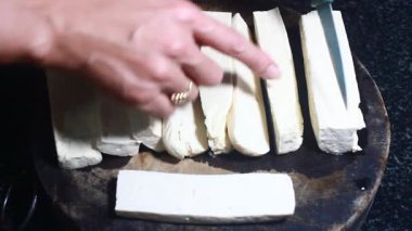 Tavada kızarmış tofu. 