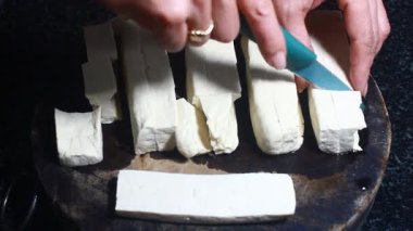 Tavada kızarmış tofu. 