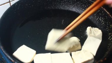 Tavada kızarmış tofu. 