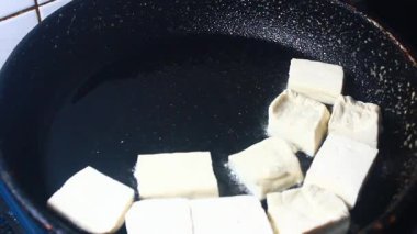 Tavada kızarmış tofu. 