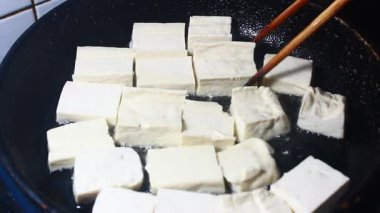 Tavada kızarmış tofu. 