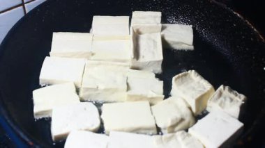 Tavada kızarmış tofu. 