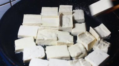 Tavada kızarmış tofu. 