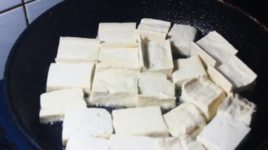 Tavada kızarmış tofu. 