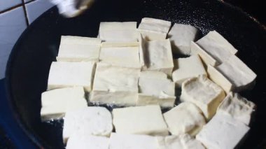 Tavada kızarmış tofu. 