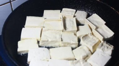 Tavada kızarmış tofu. 