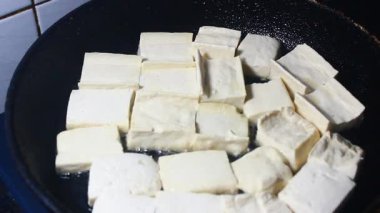Tavada kızarmış tofu. 