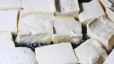 Tavada kızarmış tofu. 
