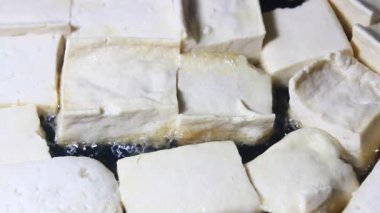 Tavada kızarmış tofu. 